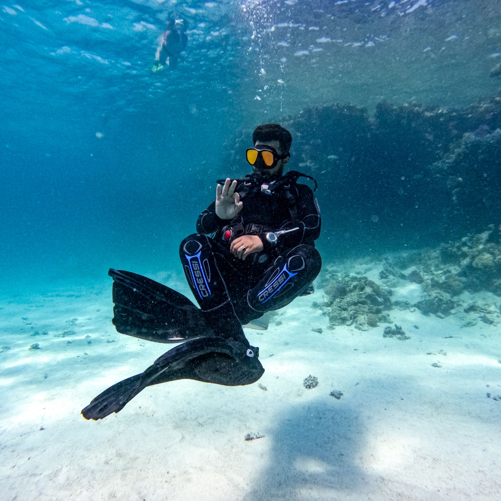 Diver showing exercice for Open Water Diver